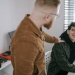Een werknemer die steun krijgt van een manager tijdens re-integratie na ziekte, met aandacht voor herstel en begeleiding.