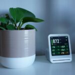 Een luchtreiniger met HEPA-filter in een moderne woonkamer voor optimale luchtkwaliteit.