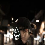 Een vrouw die een LED gezichtsmasker draagt voor huidverjonging en acnebehandeling, met een ontspannen uitstraling.