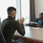 Een groep professionals die samenwerkt aan wervingsstrategieën voor talentvolle kandidaten.