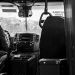 Een buschauffeur achter het stuur van een stadsbus in Leidschendam-Voorburg, klaar om passagiers te vervoeren.