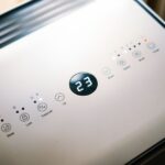 Een moderne wifi-ontvochtiger in een woonkamer, ideaal voor mensen met allergieën en astma.
